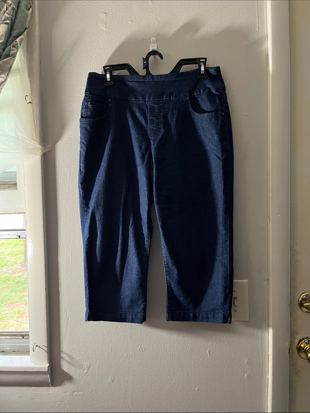 Women's Dark Blue Pull-On Capri Pants